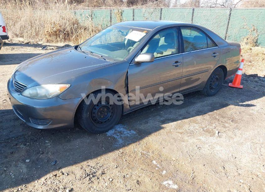 Photo 2 of 2005 Toyota Camry LE (VIN 4T1BE32K35U633002)