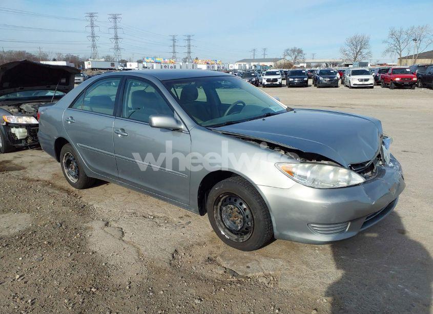 2005 Toyota Camry LE (VIN 4T1BE32K35U957552) main photo
