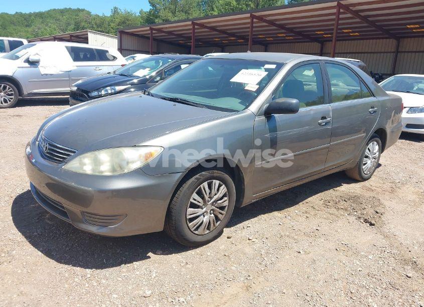 Photo 2 of 2005 Toyota Camry STD (VIN 4T1BE32K35U970060)