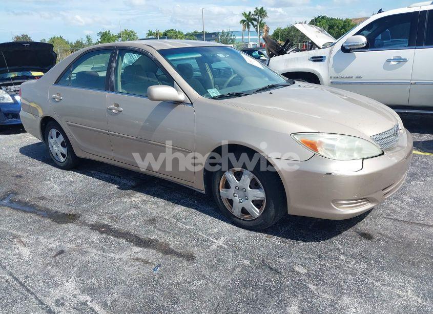 2002 Toyota Camry LE (VIN 4T1BE32K42U014095) main photo