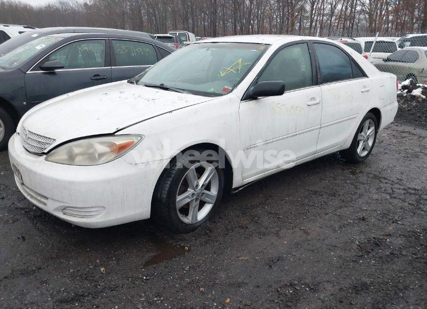 Photo 2 of 2002 Toyota Camry LE (VIN 4T1BE32K42U017871)