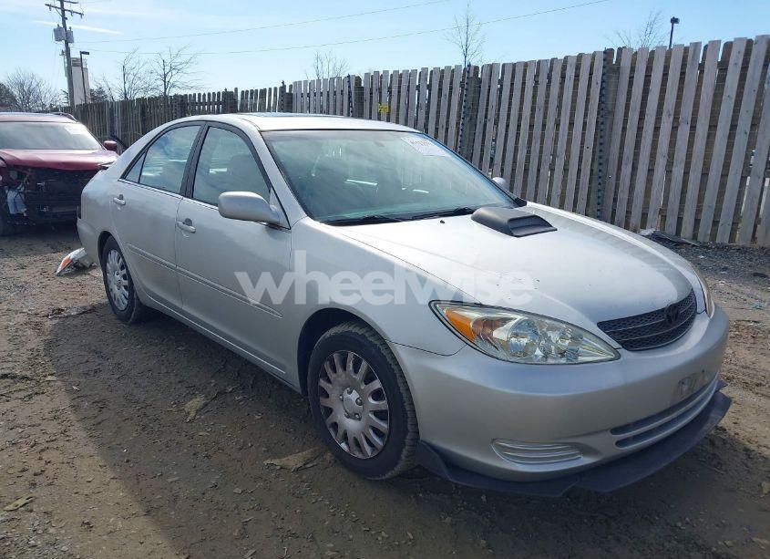 2002 Toyota Camry XLE (VIN 4T1BE32K42U043161) main photo