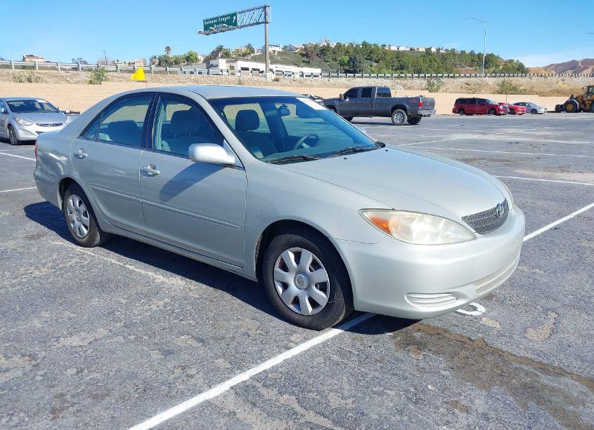 2002 Toyota Camry LE (VIN 4T1BE32K42U058081) main photo