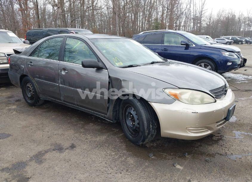 2002 Toyota Camry XLE (VIN 4T1BE32K42U559505) main photo