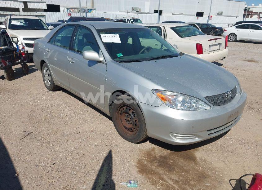 2002 Toyota Camry LE (VIN 4T1BE32K42U605561) main photo