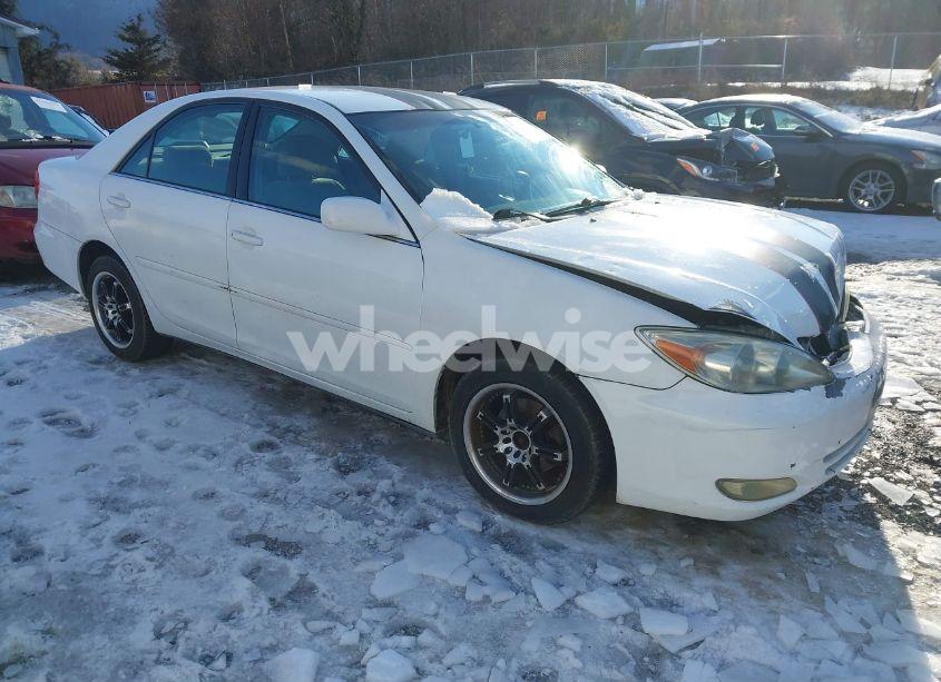 2004 Toyota Camry LE (VIN 4T1BE32K44U281224) main photo