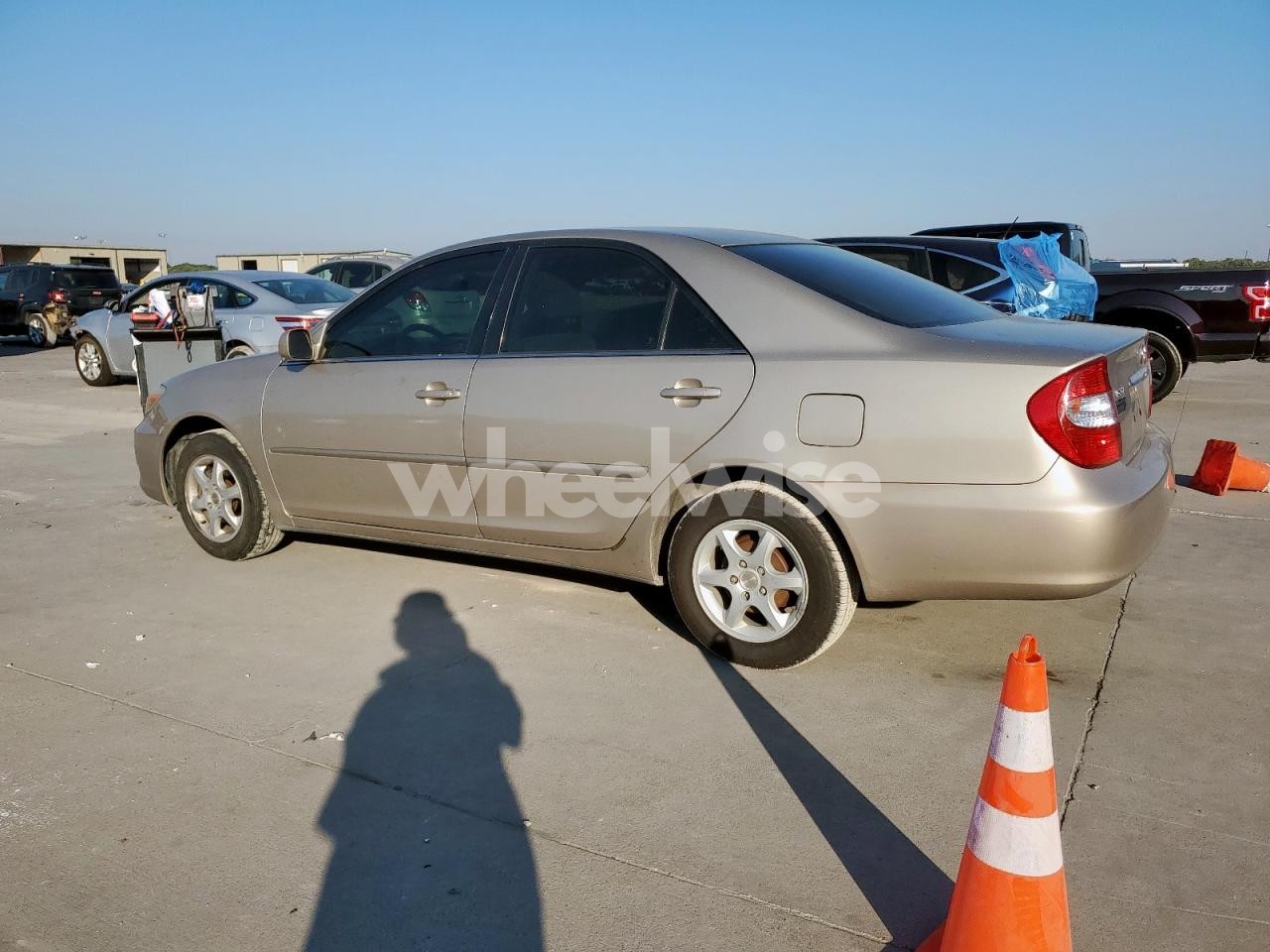 Photo 2 of 2004 TOYOTA CAMRY LE (VIN 4T1BE32K44U303917)