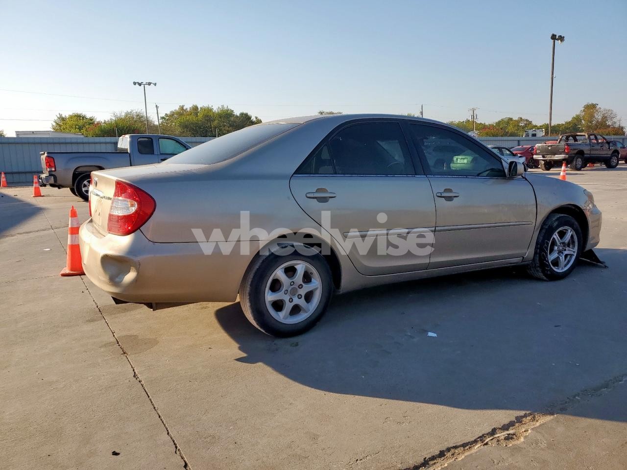 Photo 3 of 2004 TOYOTA CAMRY LE (VIN 4T1BE32K44U303917)