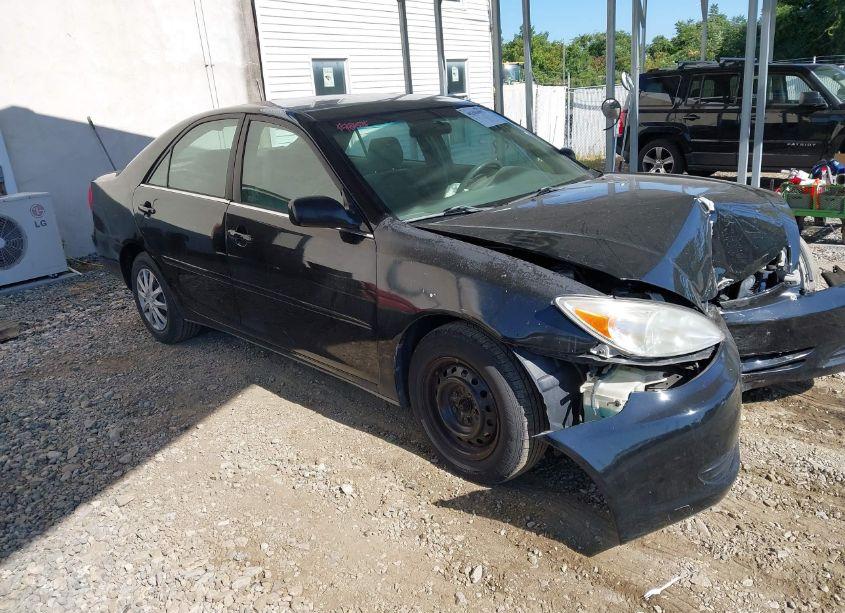 2004 Toyota Camry LE (VIN 4T1BE32K44U371117) main photo