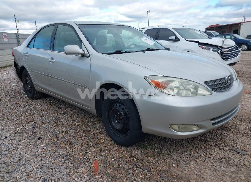 2004 Toyota Camry XLE (VIN 4T1BE32K44U816567) main photo