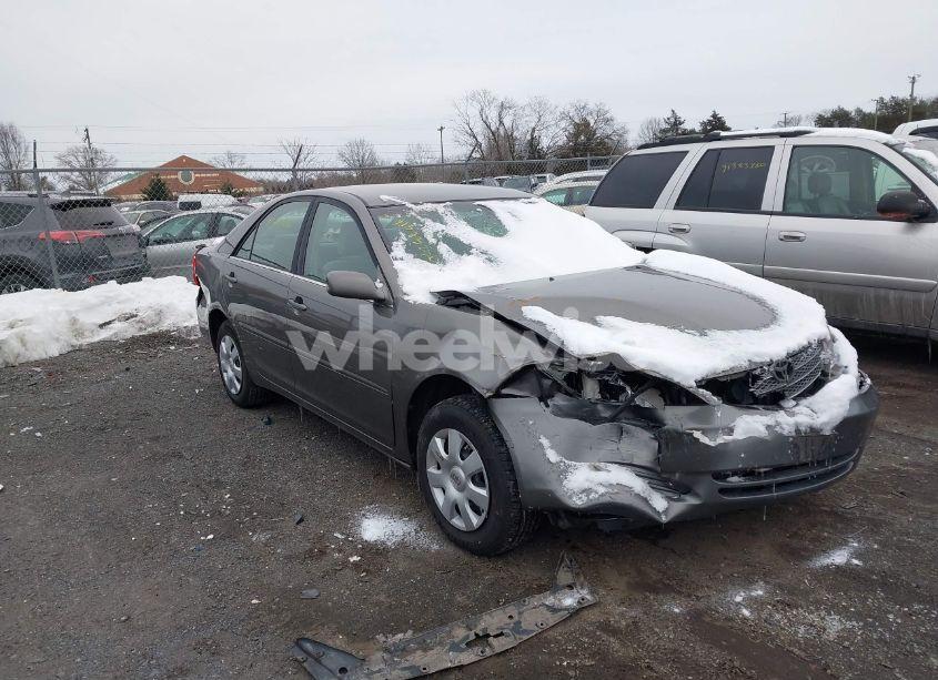 2004 Toyota Camry LE (VIN 4T1BE32K44U823289) main photo