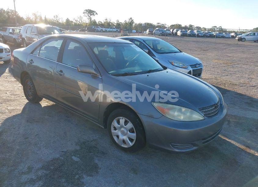 2004 Toyota Camry LE (VIN 4T1BE32K44U827701) main photo