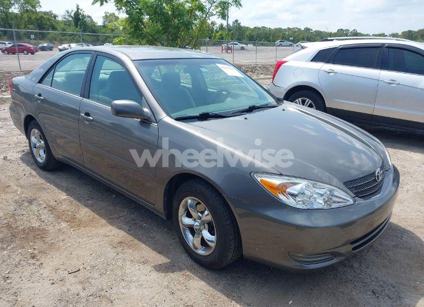 2004 Toyota Camry LE (VIN 4T1BE32K44U861895) main photo