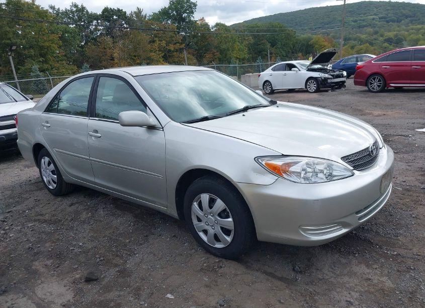 2004 Toyota Camry LE (VIN 4T1BE32K44U879247) main photo