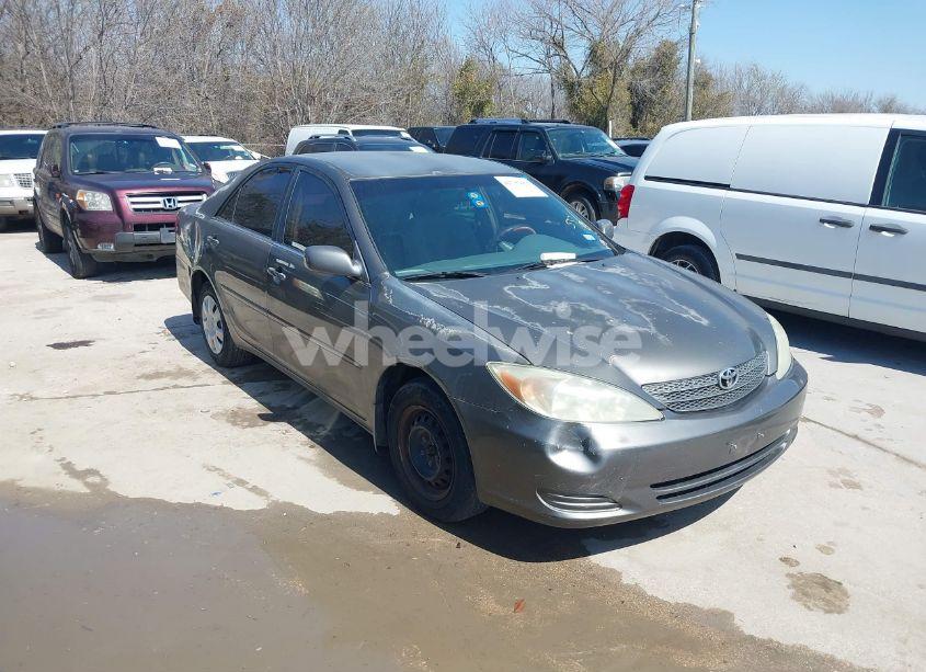 2004 Toyota Camry LE (VIN 4T1BE32K44U913266) main photo