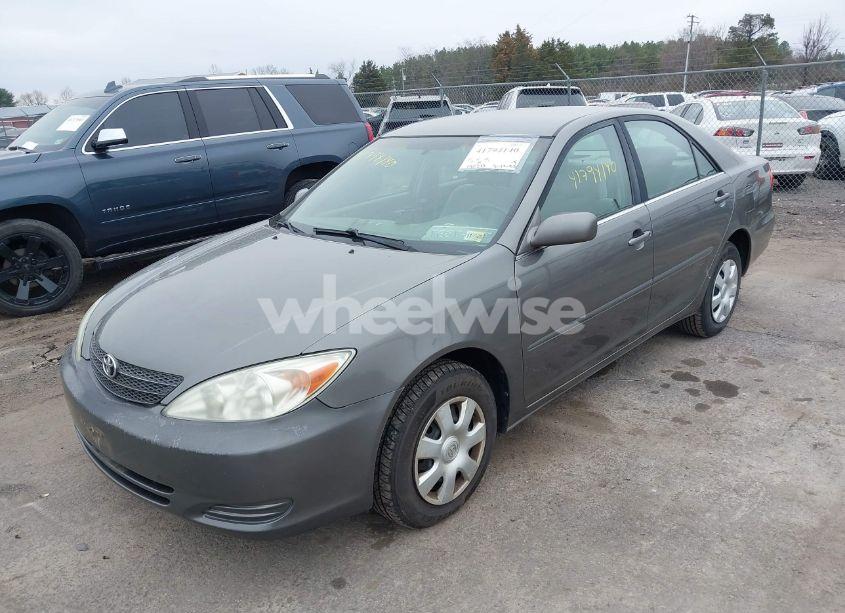 Photo 2 of 2004 Toyota Camry LE (VIN 4T1BE32K44U915003)