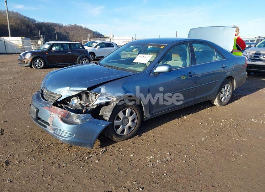 Photo 2 of 2004 Toyota Camry LE (VIN 4T1BE32K44U922467)
