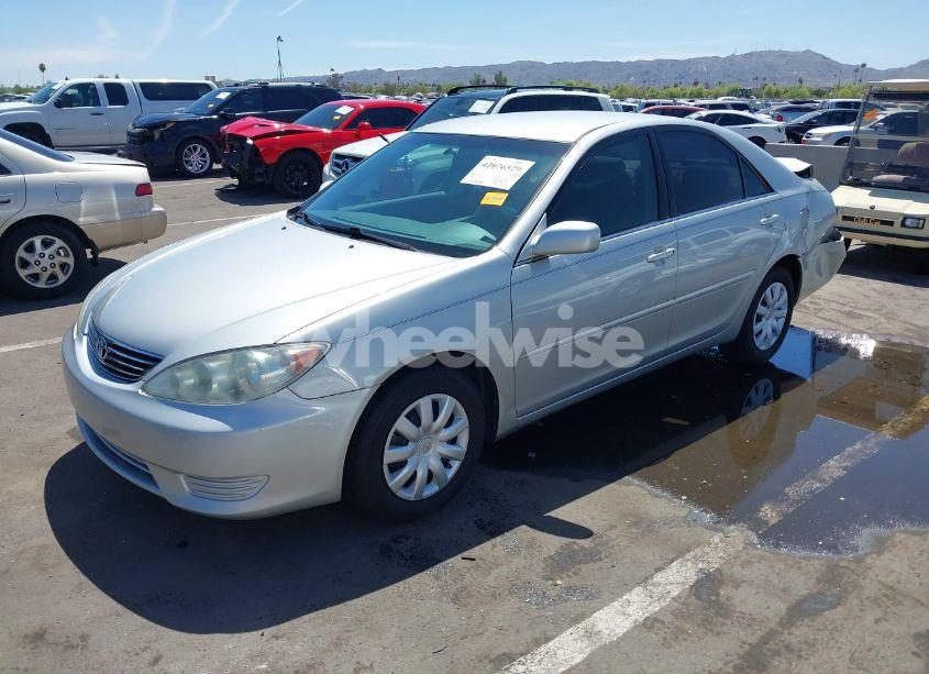 Photo 2 of 2005 Toyota Camry LE (VIN 4T1BE32K45U004834)