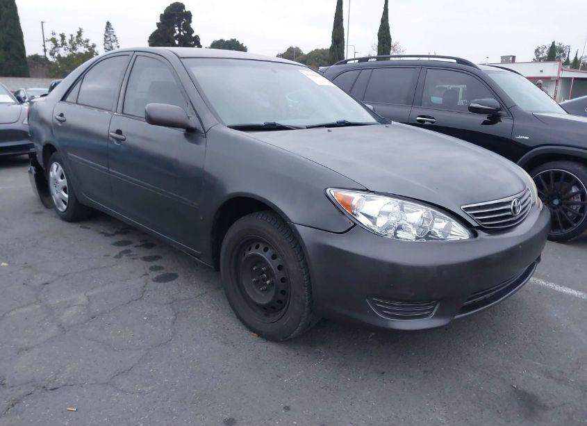 2005 Toyota Camry LE (VIN 4T1BE32K45U040085) main photo