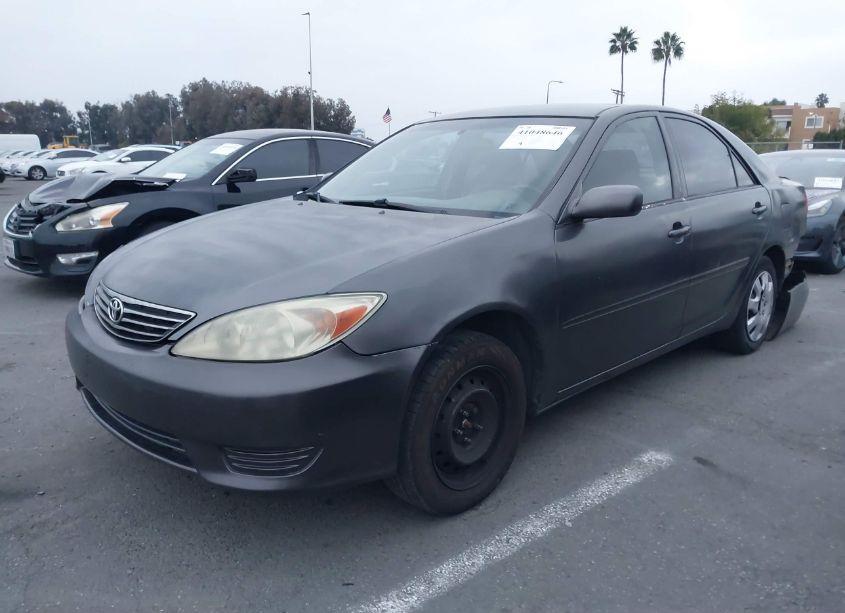 Photo 2 of 2005 Toyota Camry LE (VIN 4T1BE32K45U040085)
