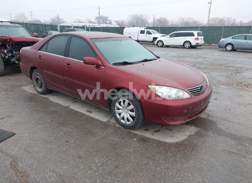 2005 Toyota Camry LE (VIN 4T1BE32K45U060627) main photo