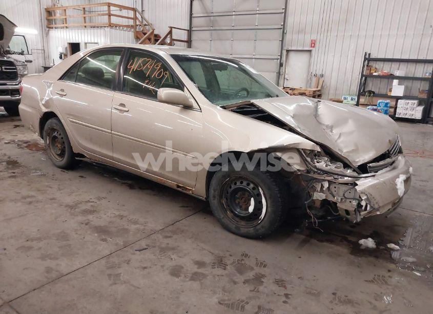 2005 Toyota Camry LE (VIN 4T1BE32K45U081669) main photo