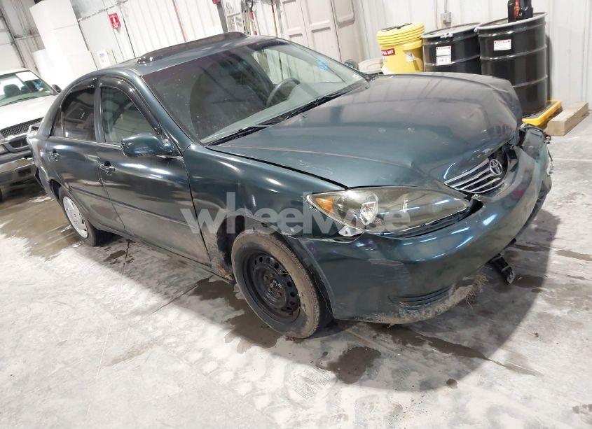 2005 Toyota Camry LE (VIN 4T1BE32K45U093529) main photo
