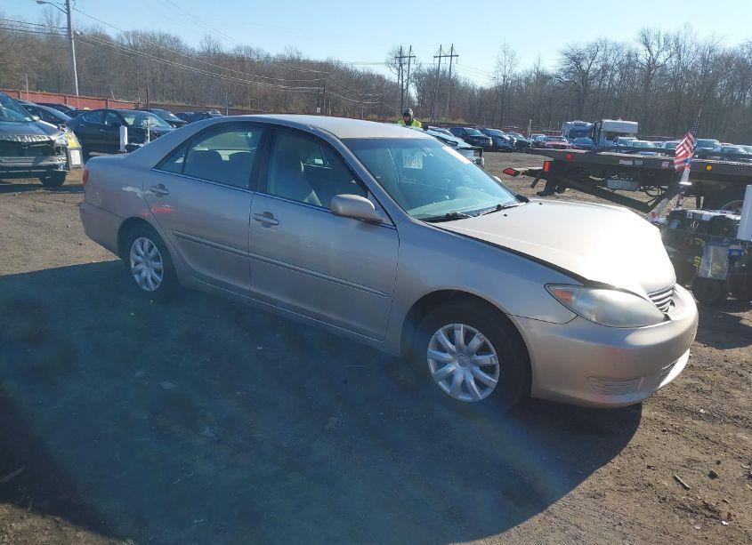 2005 Toyota Camry LE (VIN 4T1BE32K45U396018) main photo