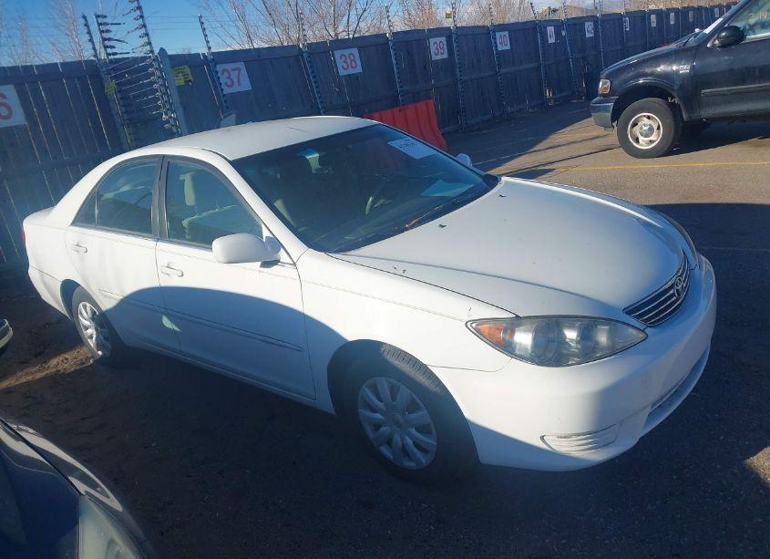 2005 Toyota Camry LE/XLE/SE (VIN 4T1BE32K45U412296) main photo