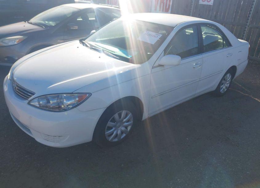 Photo 2 of 2005 Toyota Camry LE/XLE/SE (VIN 4T1BE32K45U412296)