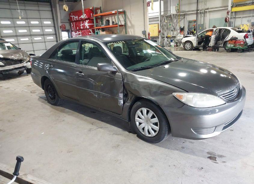 2005 Toyota Camry LE (VIN 4T1BE32K45U507554) main photo