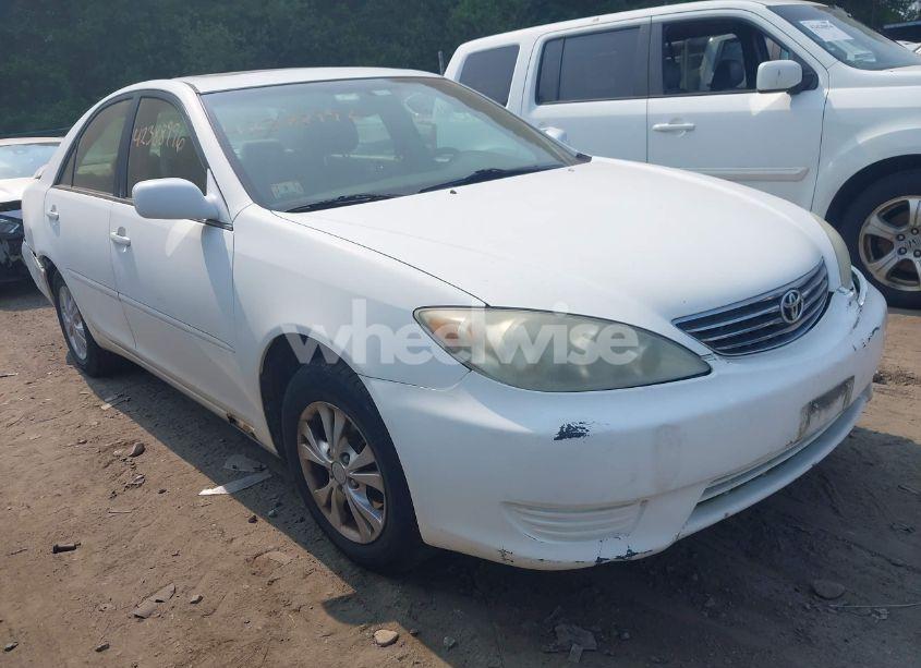 2005 Toyota Camry LE (VIN 4T1BE32K45U573683) main photo