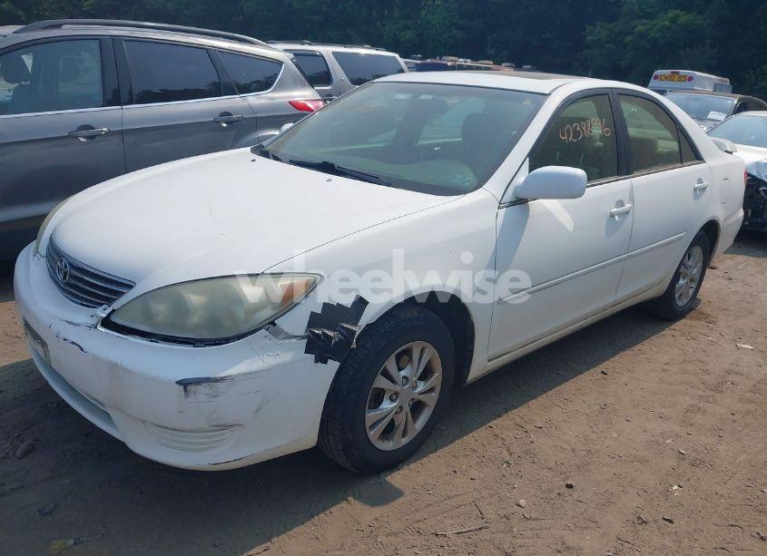 Photo 2 of 2005 Toyota Camry LE (VIN 4T1BE32K45U573683)