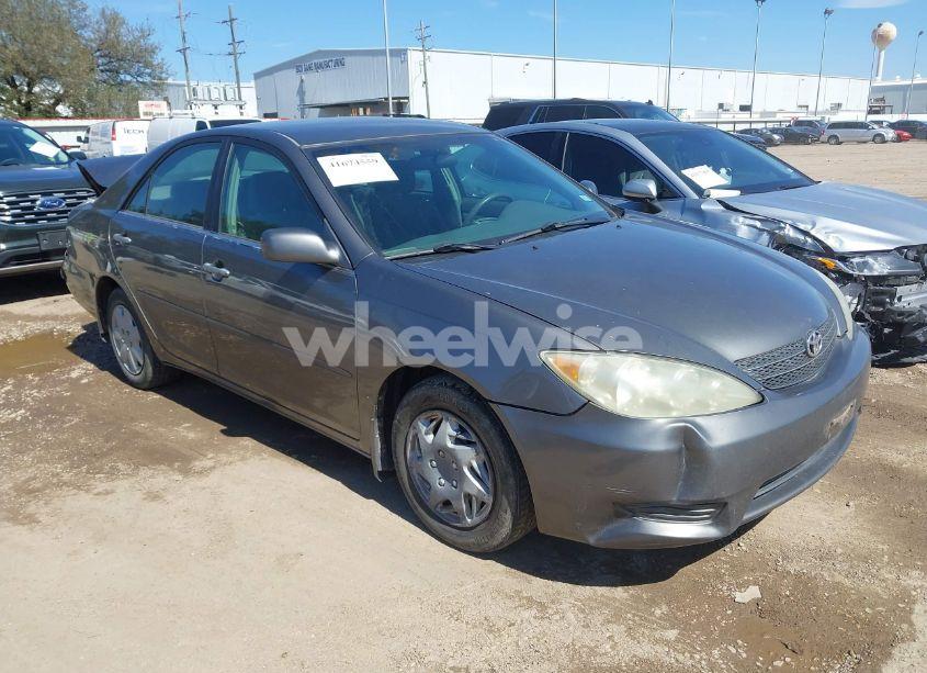 2005 Toyota Camry LE (VIN 4T1BE32K45U588524) main photo