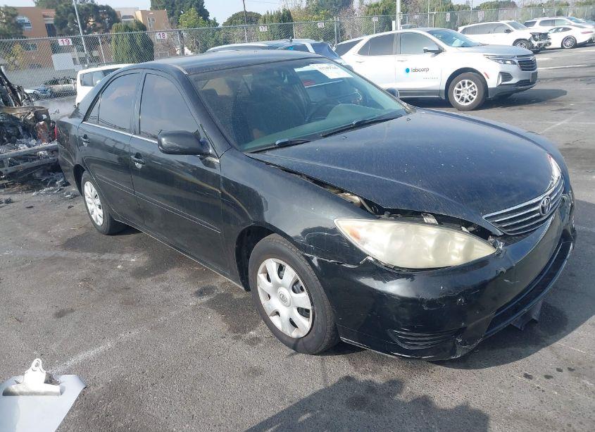 2005 Toyota Camry LE (VIN 4T1BE32K45U589477) main photo