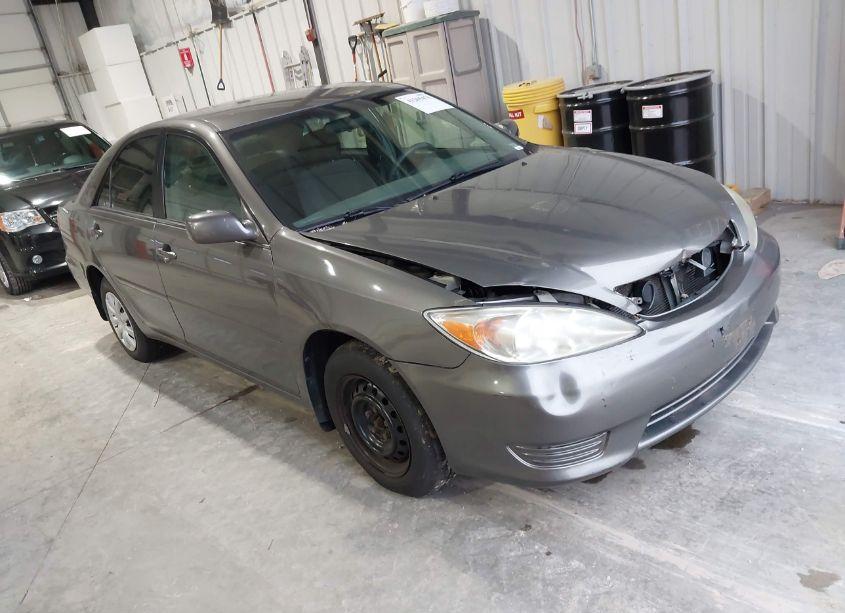 2005 Toyota Camry LE (VIN 4T1BE32K45U612692) main photo