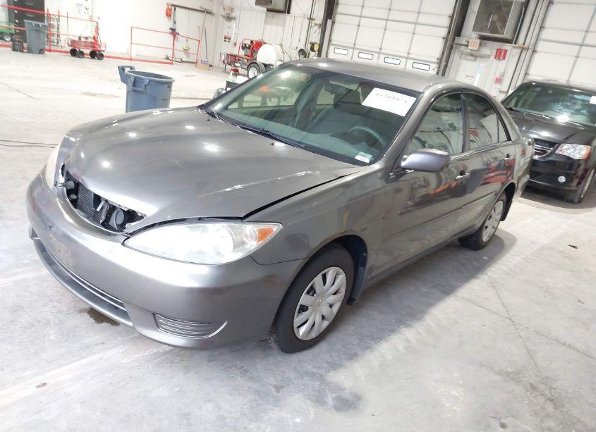 Photo 2 of 2005 Toyota Camry LE (VIN 4T1BE32K45U612692)