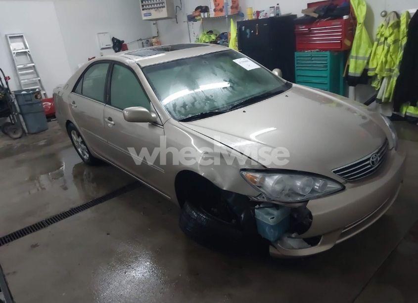 2005 Toyota Camry XLE (VIN 4T1BE32K45U636412) main photo