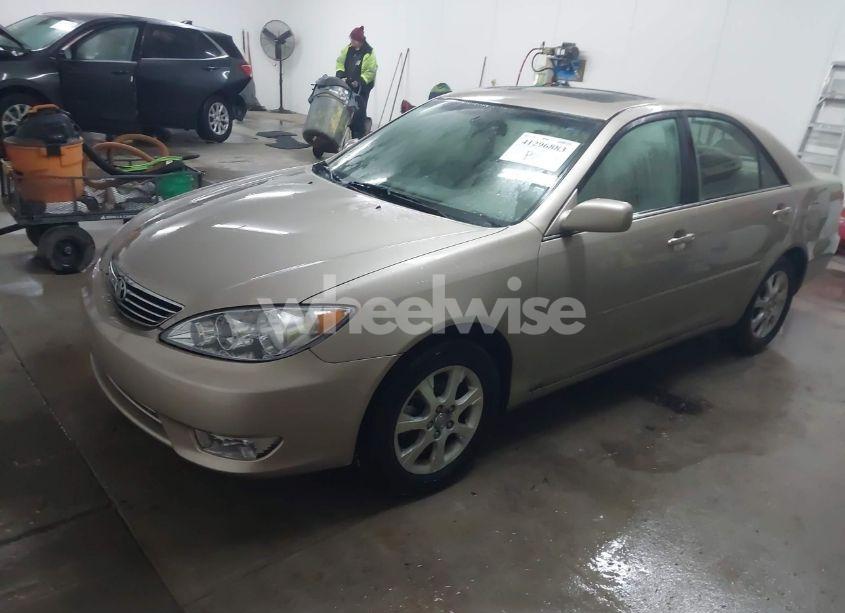 Photo 2 of 2005 Toyota Camry XLE (VIN 4T1BE32K45U636412)
