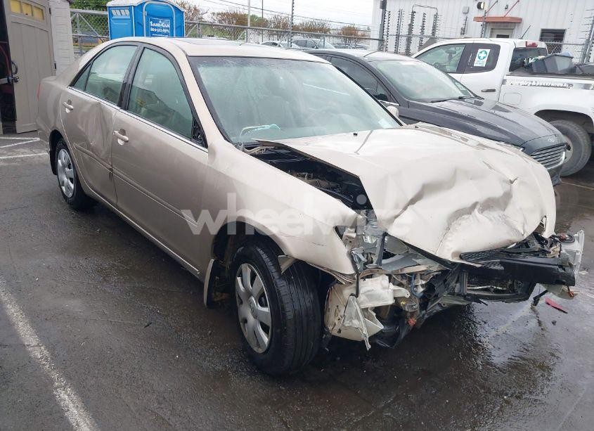 2002 Toyota Camry LE (VIN 4T1BE32K52U042004) main photo