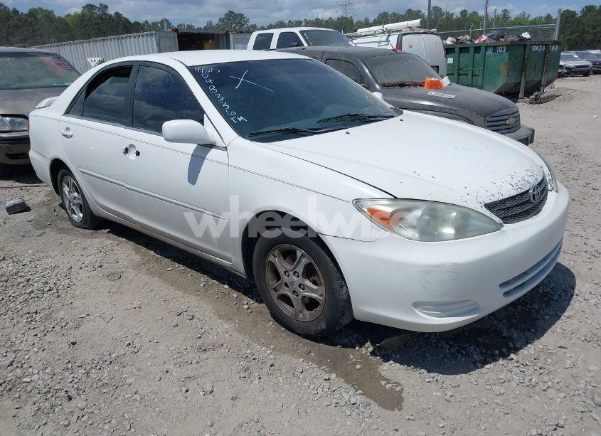 2002 Toyota Camry LE (VIN 4T1BE32K52U048336) main photo