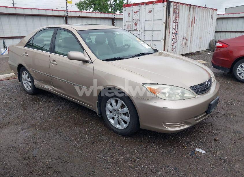 2002 Toyota Camry XLE (VIN 4T1BE32K52U086150) main photo