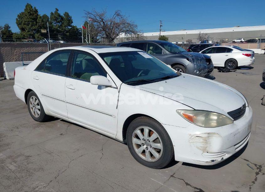 2002 Toyota Camry XLE (VIN 4T1BE32K52U104162) main photo