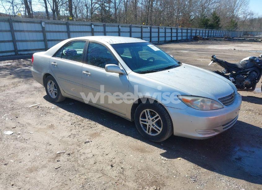 2002 Toyota Camry LE (VIN 4T1BE32K52U506649) main photo