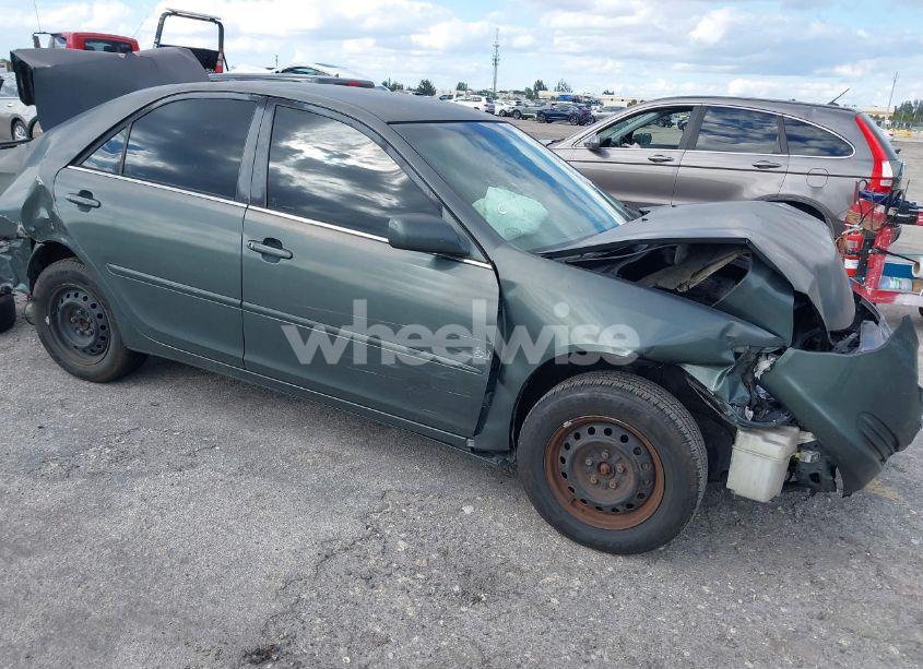 2002 Toyota Camry LE (VIN 4T1BE32K52U522558) main photo