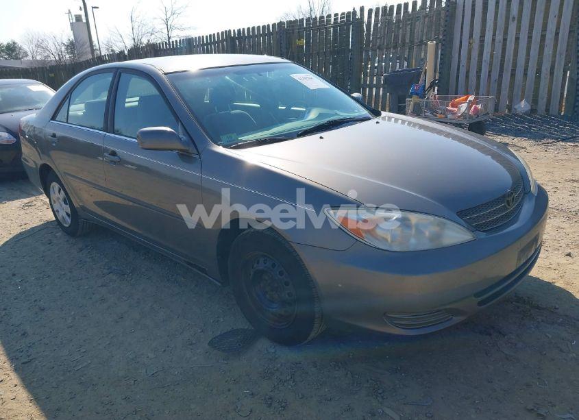 2002 Toyota Camry LE (VIN 4T1BE32K52U538601) main photo