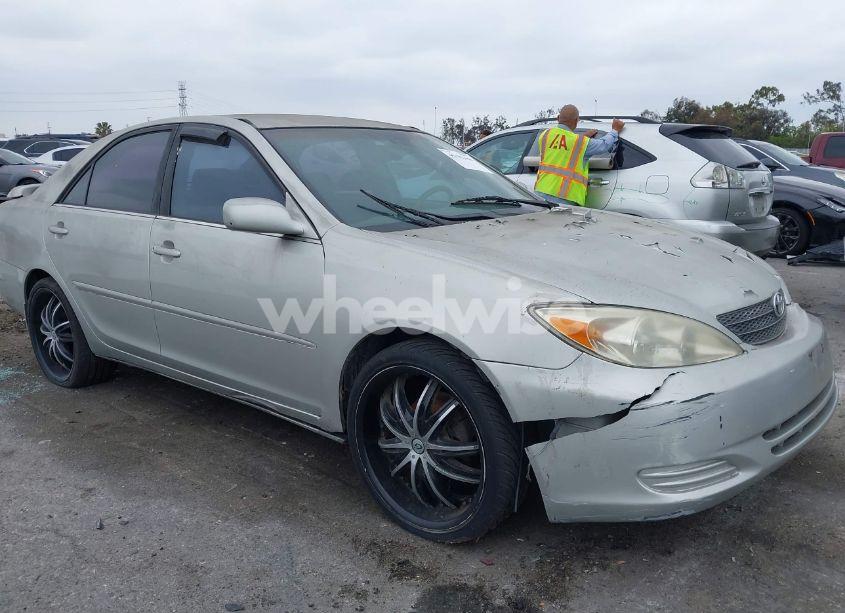 2002 Toyota Camry LE (VIN 4T1BE32K52U542020) main photo