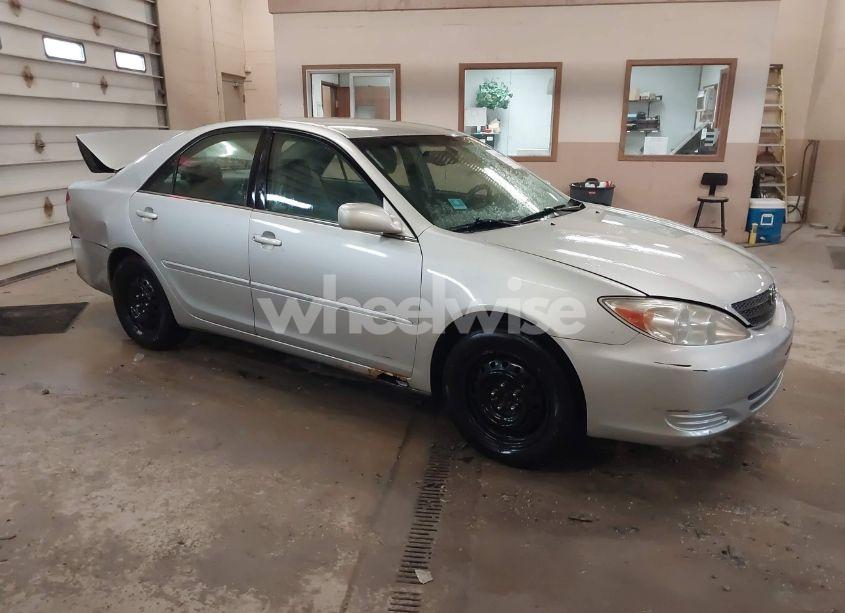 2002 Toyota Camry XLE (VIN 4T1BE32K52U542115) main photo