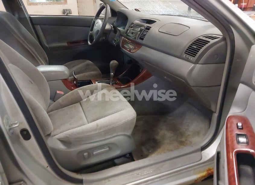 Photo 5 of 2002 Toyota Camry XLE (VIN 4T1BE32K52U542115)