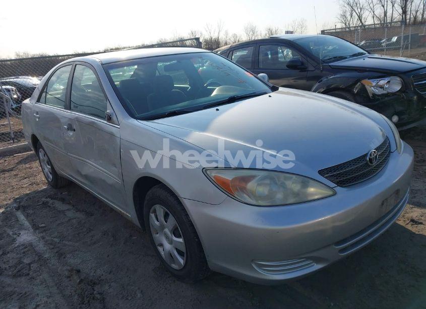 2002 Toyota Camry LE (VIN 4T1BE32K52U551851) main photo